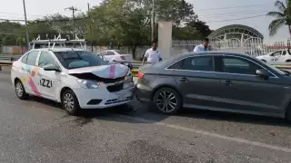 El fuerte choque ocurrió cerca de las 10:10 horas, sobre la avenida Cuatro Carriles