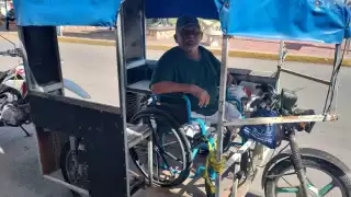 El hombre perdió las piernas a causa de la poliomielitis