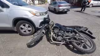 Automovilista no respeta su alto y choca a un motociclista en Ciudad del Carmen
