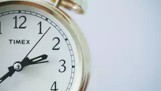 Este domingo se debe ajustar el reloj