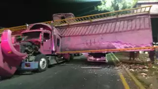 Un puente peatonal ubicado en la carretera federal México-Texcoco cayó sobre varios vehículos, sin dejar personas lesionadas