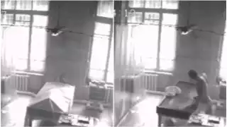 En el video se observa al fallecido, quien se encuentra acostado en una camilla y cubierto de pies a cabeza con una manta blanca, moverse poco a poco