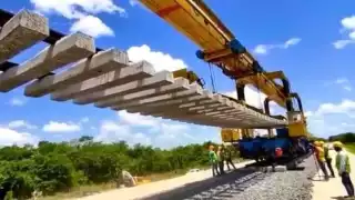 Carros cargados con piezas llegan a la zona de obra