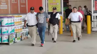 El hombre intentaba guardar lo robado entre su ropa