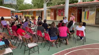 Padres dan plazo a la Seduc para retirar a directora acusada de acoso en primaria de Santa Rita, Hopelchén