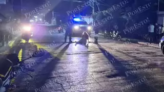 Mujer ebria choca su motocicleta contra camioneta estacionada en Champotón