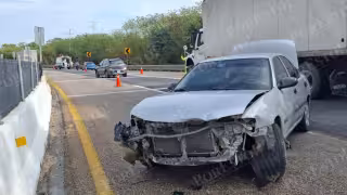 Lluvia y mal pavimento provocan doble accidente en la Curva del Diablo de la Campeche–Mérida