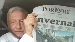 AMLO sostuvo la edición impresa de este martes a su llegada a Mérida