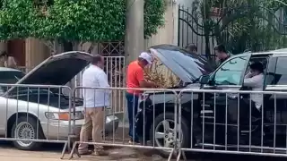 Se trata de una Suburban negra que no dio marcha, por lo que el equipo de Ayudantía decidió llevarlo en otra unidad