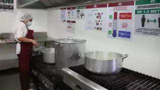 El menú va desde arroz rojo, pozole de cerdo, tostadas y agua de sabor