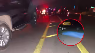 Uno de los motociclistas quedó debajo de la pesada unidad