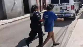 La joven fue abordaba a una ambulancia y trasladada al edificio de la Policía de Mérida