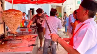 Fueron dos trompos de pastor con más de 120 kilos de carne los que se repartieron a los damnificados