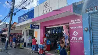 A plena luz del día: hombre roba mercancía en comercio del Centro de Escárcega