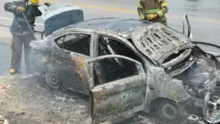El fuego consumió por completo el auto