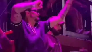 Los comediantes se mostraron muy animados y divertidos, bailando y cantando al ritmo de las canciones del lugar. 