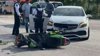Fuerte choque en la carretera Carmen–Puerto Real deja a motociclista lesionado