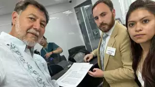 Gerardo Fernández Noroña junto a su equipo legal, en su visita a la FGR