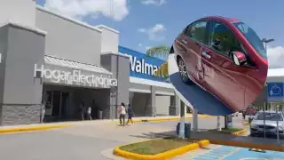 Trailero choca un auto y se esconde en el estacionamiento de un Walmart en Campeche