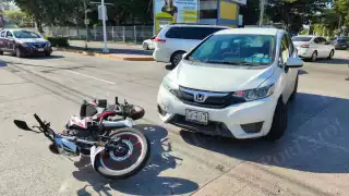 Vuelta imprudente provoca choque entre auto y moto en Ciudad del Carmen; joven resulta lesionado