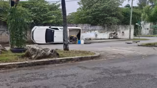Lluvias de este domingo dejan tres percances viales dejando una unidad volcada
