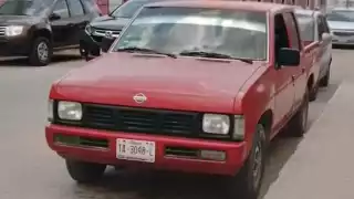Informó que la camioneta es de modelo Nissan color rojo, del 2004 y placas de circulación TA-3048-L del Estado de Quintana Roo
