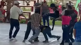 Conflicto político termina en golpes y patadas voladoras entre comisarios de Escárcega