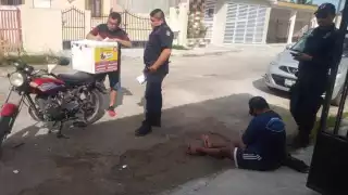 El motociclista terminó en el pavimento por el impacto