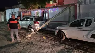 Camión de carga provoca cuantiosos daños a infraestructura telefónica y vehículos en la colonia Justo Sierra