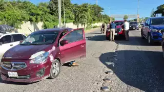 Daños materiales y congestionamiento vial tras colisión en la colonia Pedro Sainz de Baranda