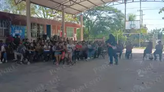 En Escárcega, padres exigen destituir a intendente acusado de maltrato y reinstalar a maestro de primaria