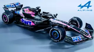 El A524 es de color negro con reflejos azules y rosados