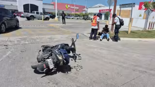 Conductor de BMW provoca accidente, lesiona a motociclista y huye en la colonia Aeropuerto