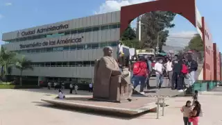 Los manifestantes llegaron armados con palos y machetes