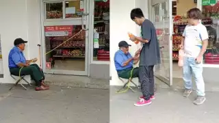 Unos niños incluso le dieron propina al abuelito