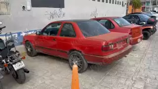 Recuperan auto con reporte de robo abandonado en el barrio de Santa Ana, Campeche