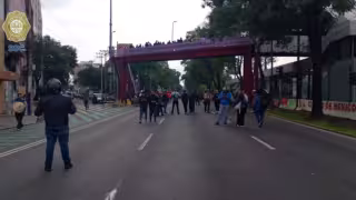 Maestros de la CNTE son detenidos por la policía de la CDMX y les impiden llegar al Estadio Ciudad de México