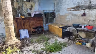 Adulto mayor vive en condiciones precarias en la colonia Obrera; vecinos piden intervención de autoridades