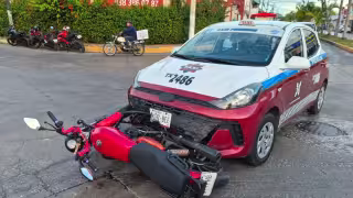 Motociclista resulta lesionado tras ser embestido por un taxi en la glorieta del Cañón; accidente provoca intenso caos vial
