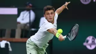 Luca Nardi tiene un póster de Novak Djokovic en su cuarto