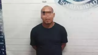 El hombre fue detenido por conducir de manera imprudente y sin casco