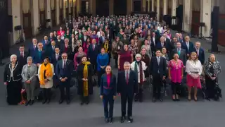 Presidenta Sheinbaum se reúne con embajadores y cónsules en Palacio Nacional para definir prioridades de política exterior rumbo a 2026