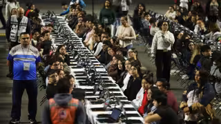 Aspirantes presentan examen presencial de la UNAM en Palacio de los Deportes tras irregularidades en proceso en línea