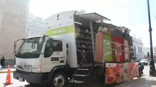 En sus primeras horas de instalación las personas se acercaron con gran interés para participar