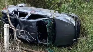 El conductor presentó golpes y heridas leves tras la volcadura