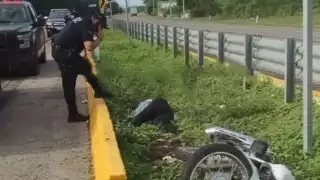 La fuerza del impacto contra el metal contenedor ocasionó que el casco se rompiera y él sufriera exposición encefálica.