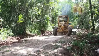 Se hizo el despalme del camino antiguo al puerto de Vigía Chico. Señaló que los trabajos continúan avanzando, de manera acelerada. 
