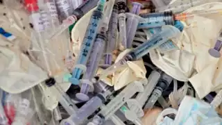 Se encontraron jeringas, pipetas y muestras de sangre regadas por la zona