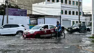 Frente Frío 16 deja lluvias, encharcamientos y cierre del Puerto Isla del Carmen