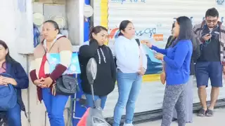 La gente tuvo que salir  a trabajar y a realizar sus diligencias abrigados